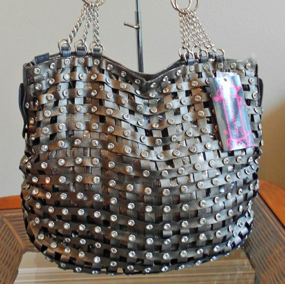 Looking for this bag in pewter or black.!!!!